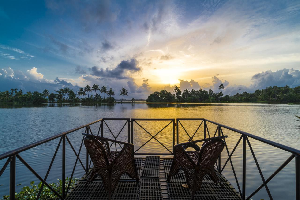 Warmth Lake Haven Alappuzha Exterior foto